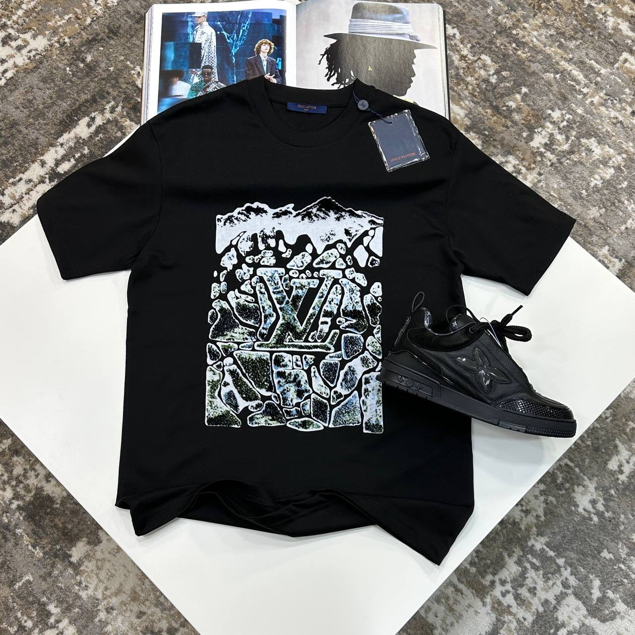 L.V FRONT BIG LOGO TSHIRT-BLACK