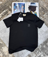 HRMS SMALL FRONT LOGO TSHIRT BLACK