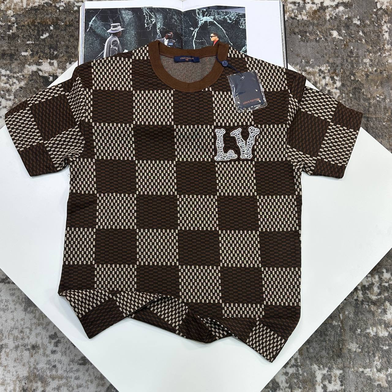 L.V FRONT DIAMOND BADGE TSHIRT-BROWN