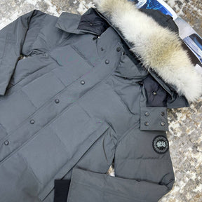CANDA GOOSE WYNDHAM
WITH DUCK DOWN FUR - DARK GREY WITH BLACK BADGE