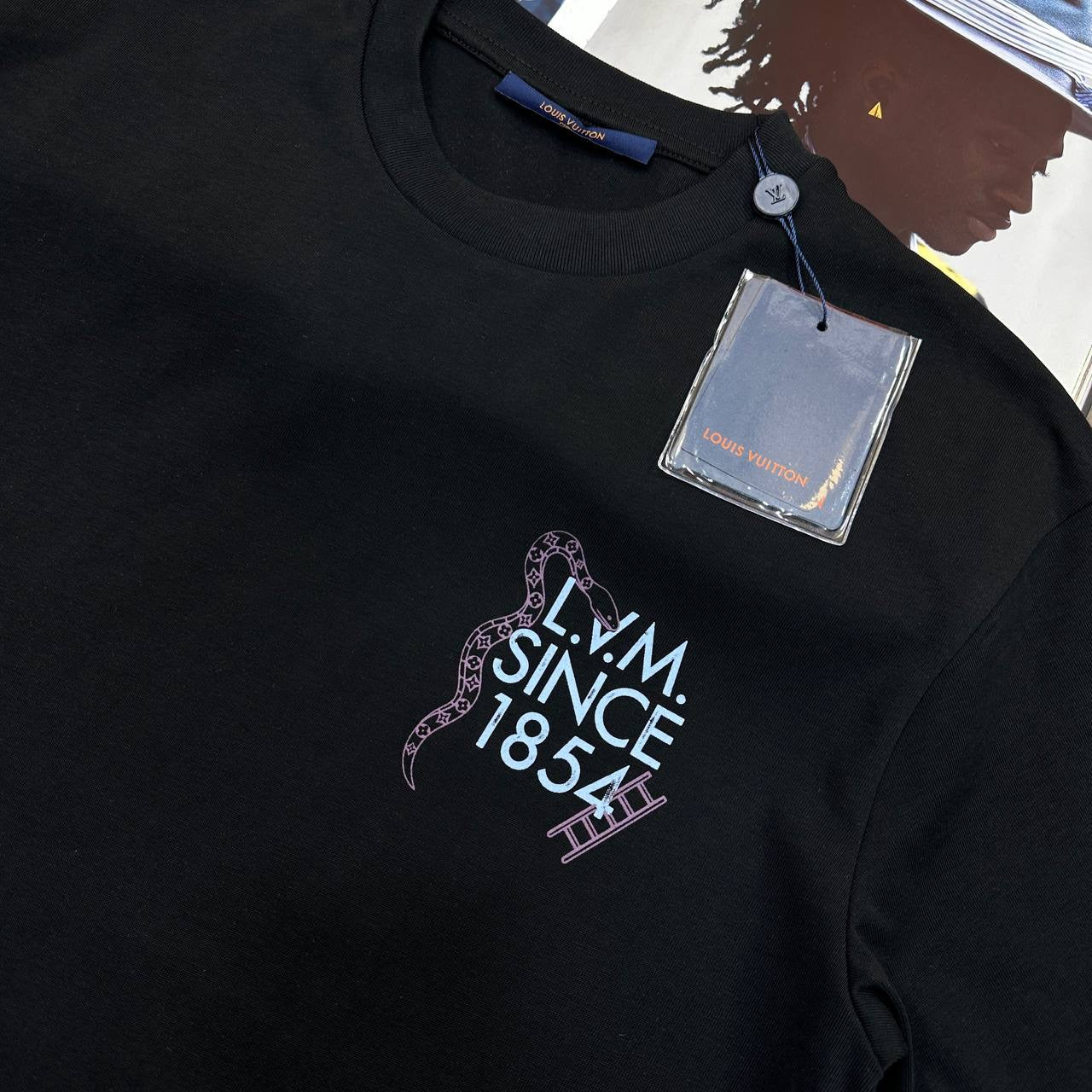 L.V BACK BIG SNAKE PRINTED TSHIRT-BLACK