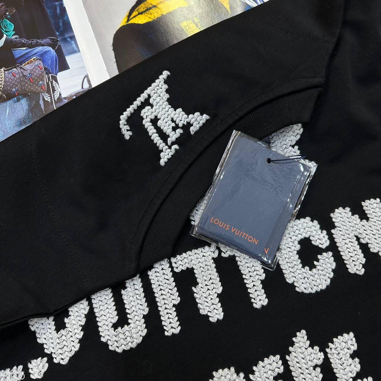 L.V fRONT BIG LOGO TSHIRT-BLACK