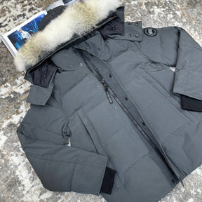 CANDA GOOSE WYNDHAM
WITH DUCK DOWN FUR - DARK GREY WITH BLACK BADGE