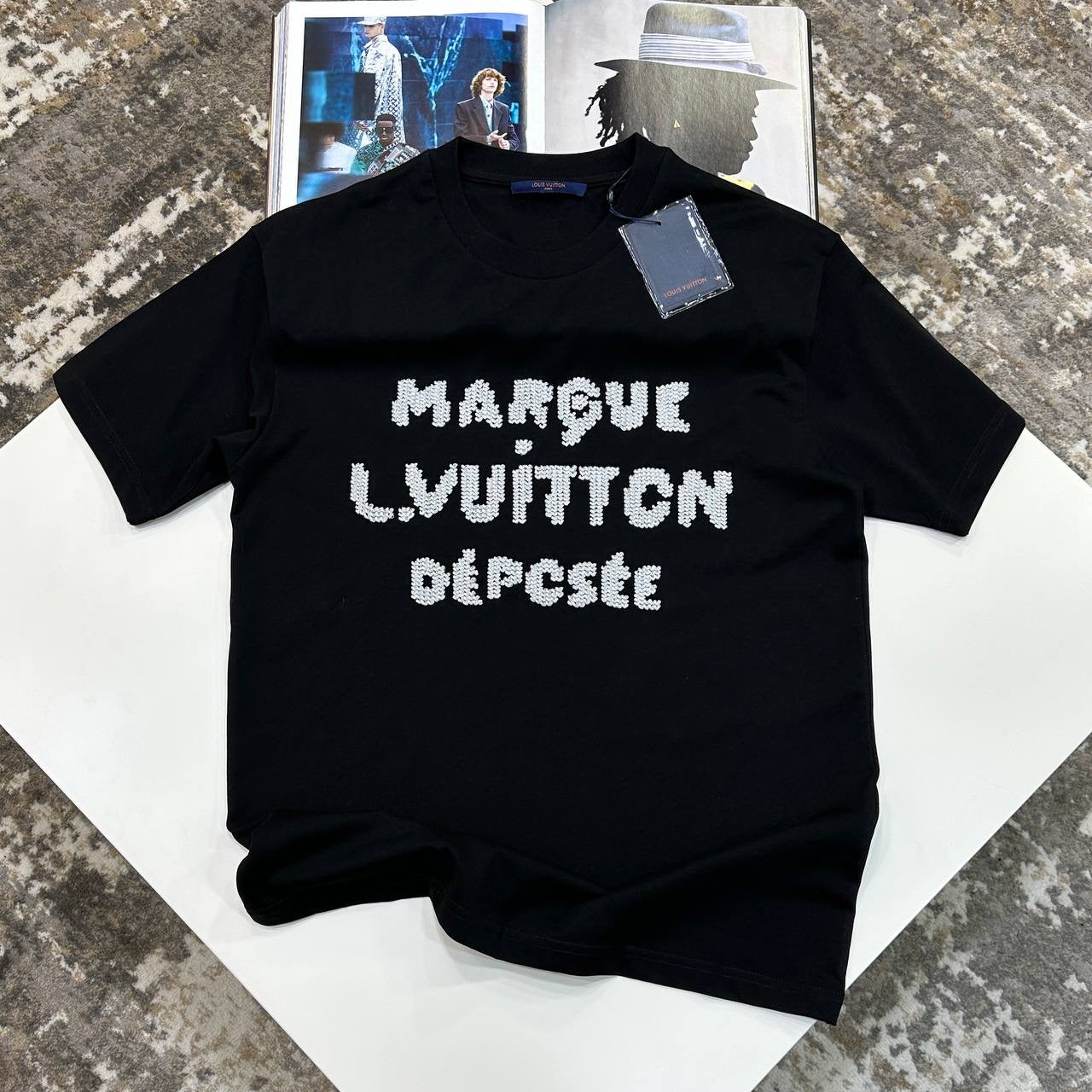 L.V fRONT BIG LOGO TSHIRT-BLACK