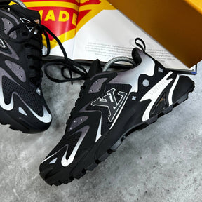 LVE TRAINER - BLACK COLOUR