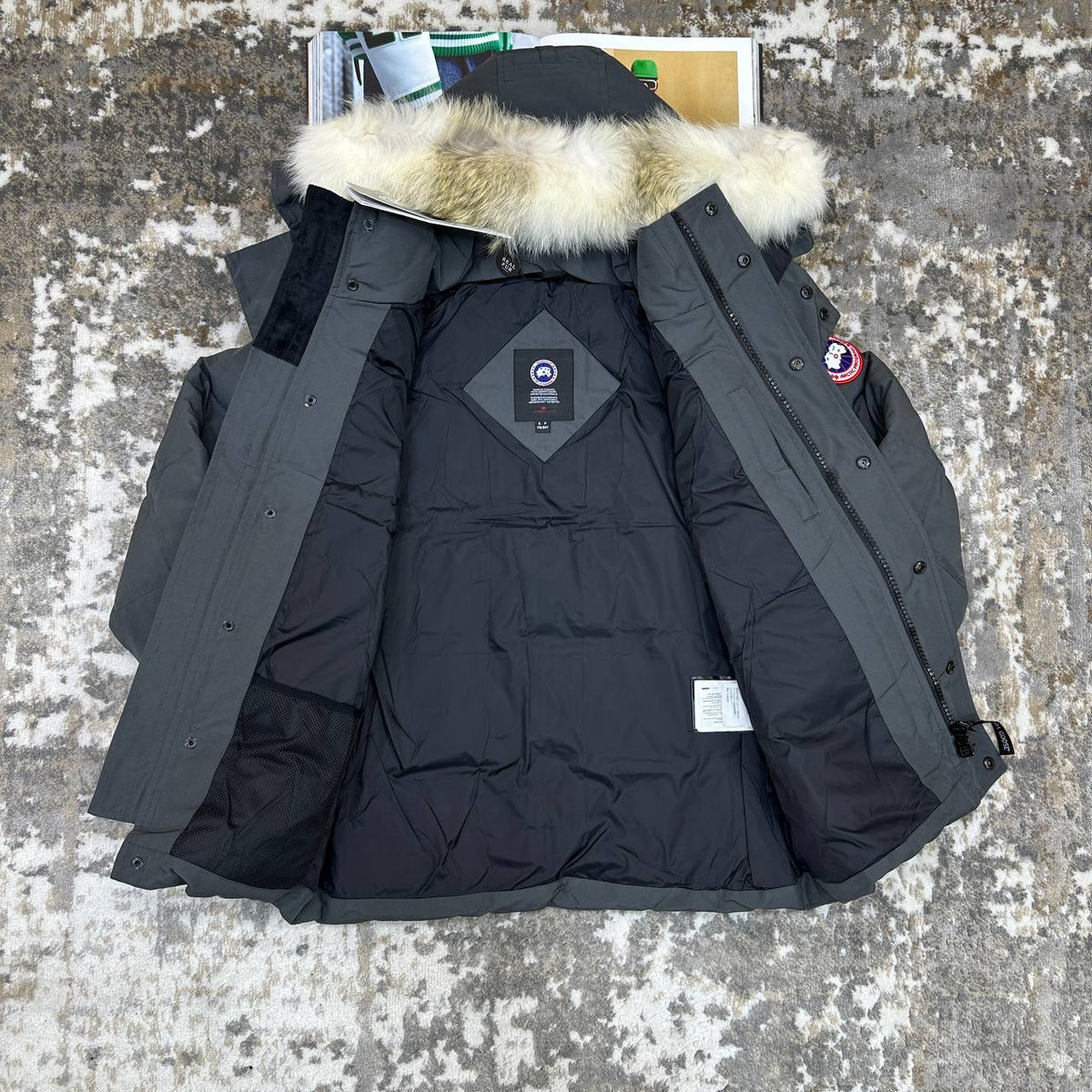 CANDA GOOSE WYNDHAM
WITH DUCK DOWN FUR - DARK GREY WITH RED BADGE