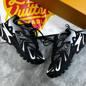 LVE TRAINER - BLACK COLOUR