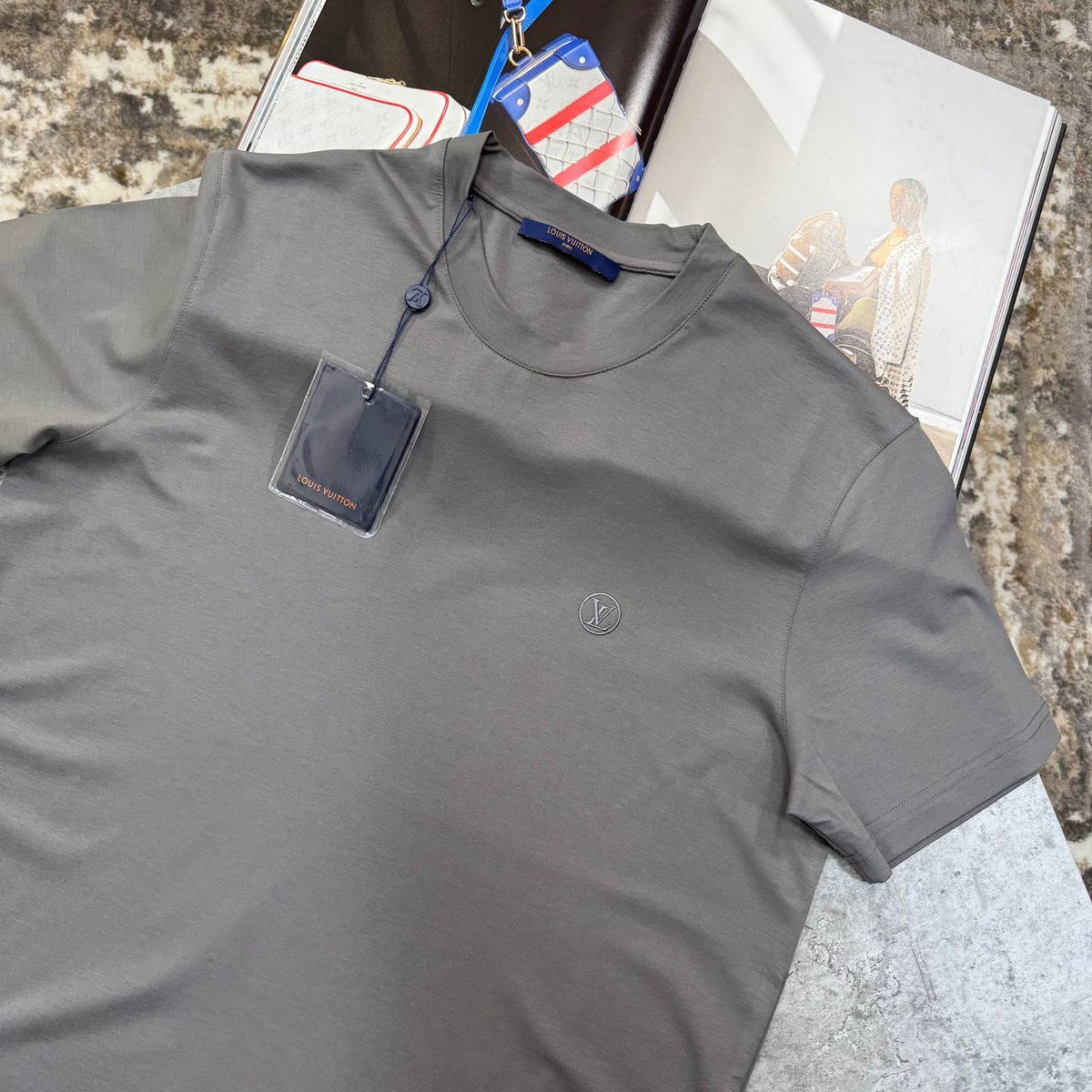 L.V FRONT SMALL LOGO TSHIRT-GREY