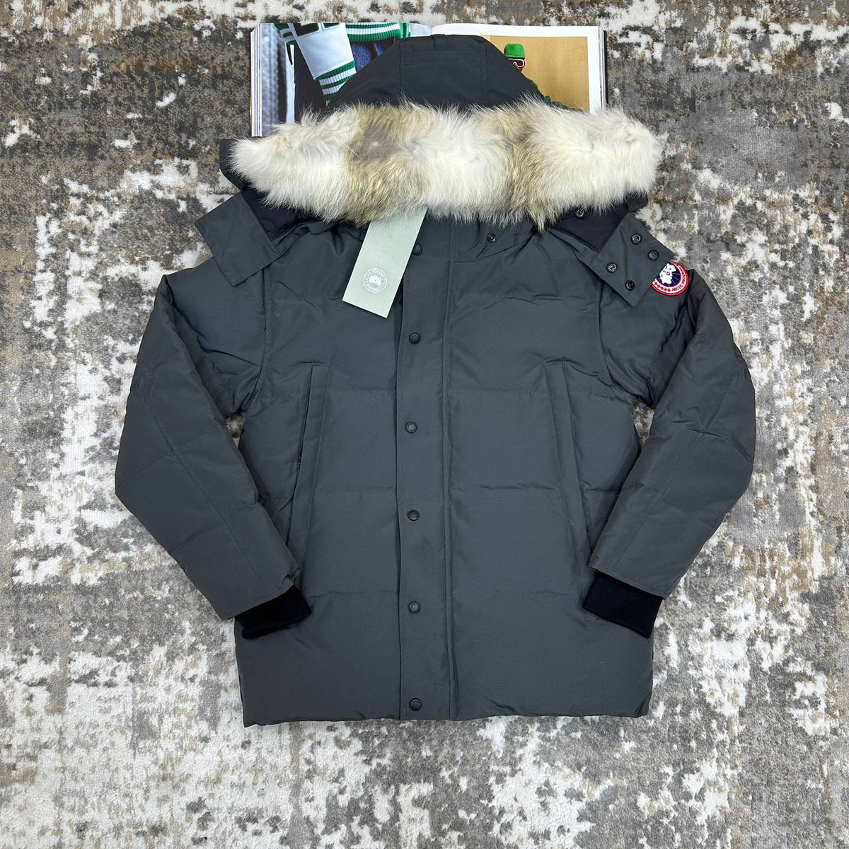 CANDA GOOSE WYNDHAM
WITH DUCK DOWN FUR - DARK GREY WITH RED BADGE
