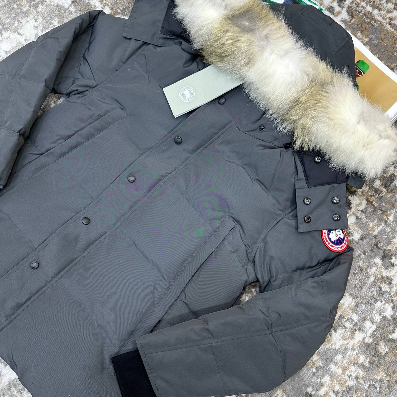 CANDA GOOSE WYNDHAM
WITH DUCK DOWN FUR - DARK GREY WITH RED BADGE