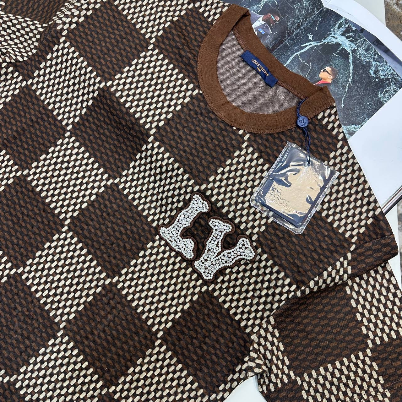 L.V FRONT DIAMOND BADGE TSHIRT-BROWN