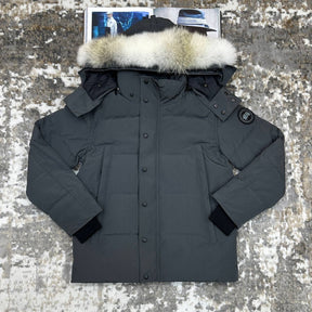CANDA GOOSE WYNDHAM
WITH DUCK DOWN FUR - DARK GREY WITH BLACK BADGE