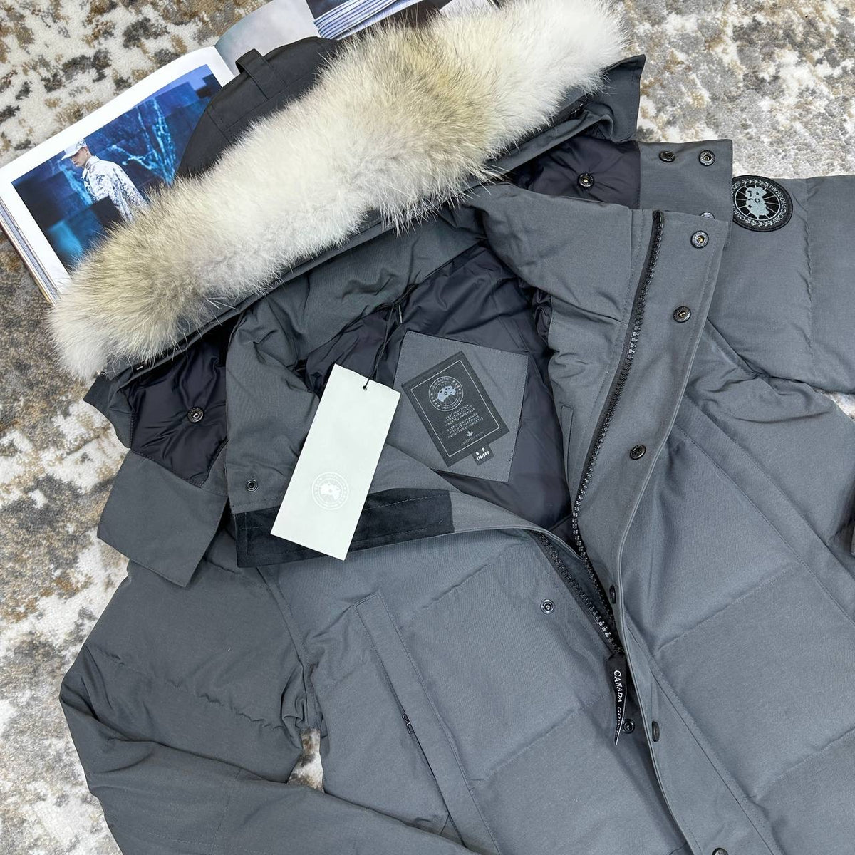 CANDA GOOSE WYNDHAM
WITH DUCK DOWN FUR - DARK GREY WITH BLACK BADGE