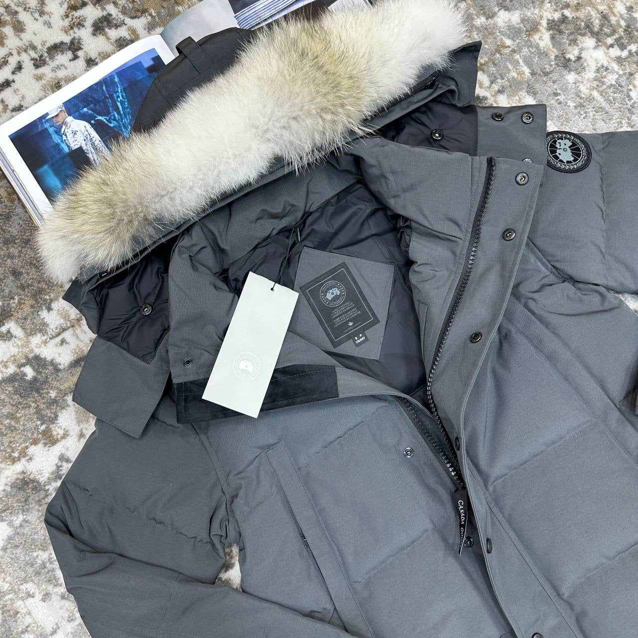 CANDA GOOSE WYNDHAM
WITH DUCK DOWN FUR - DARK GREY WITH BLACK BADGE