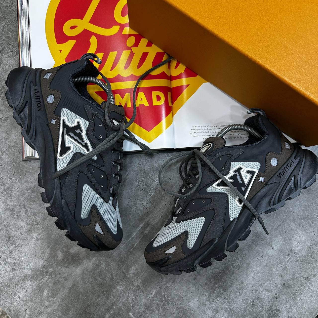 LVE TRAINER - GREY COLOUR