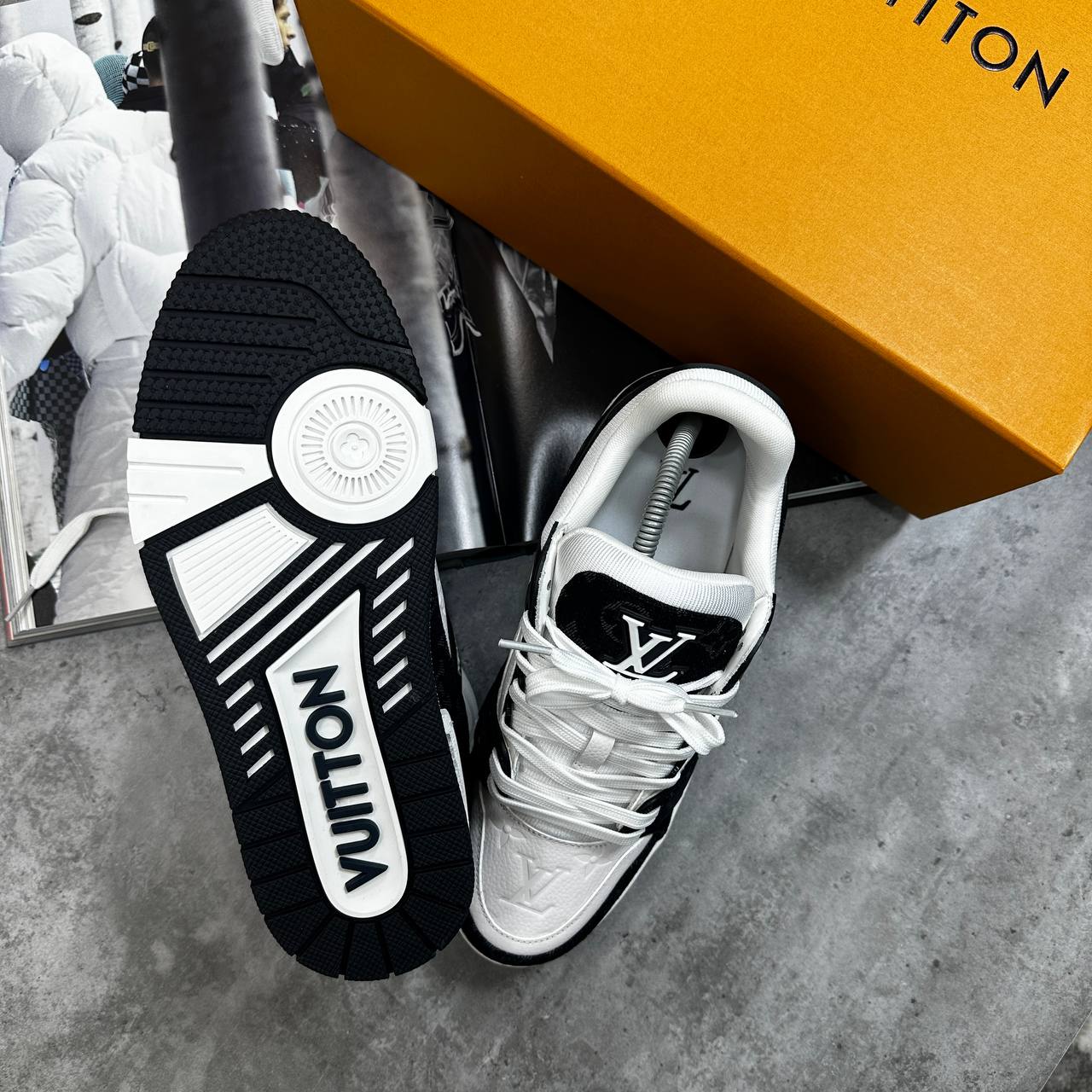 LVE TRAINER -BLACK|WHITE COLOUR