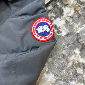 CANDA GOOSE WYNDHAM
WITH DUCK DOWN FUR - DARK GREY WITH RED BADGE