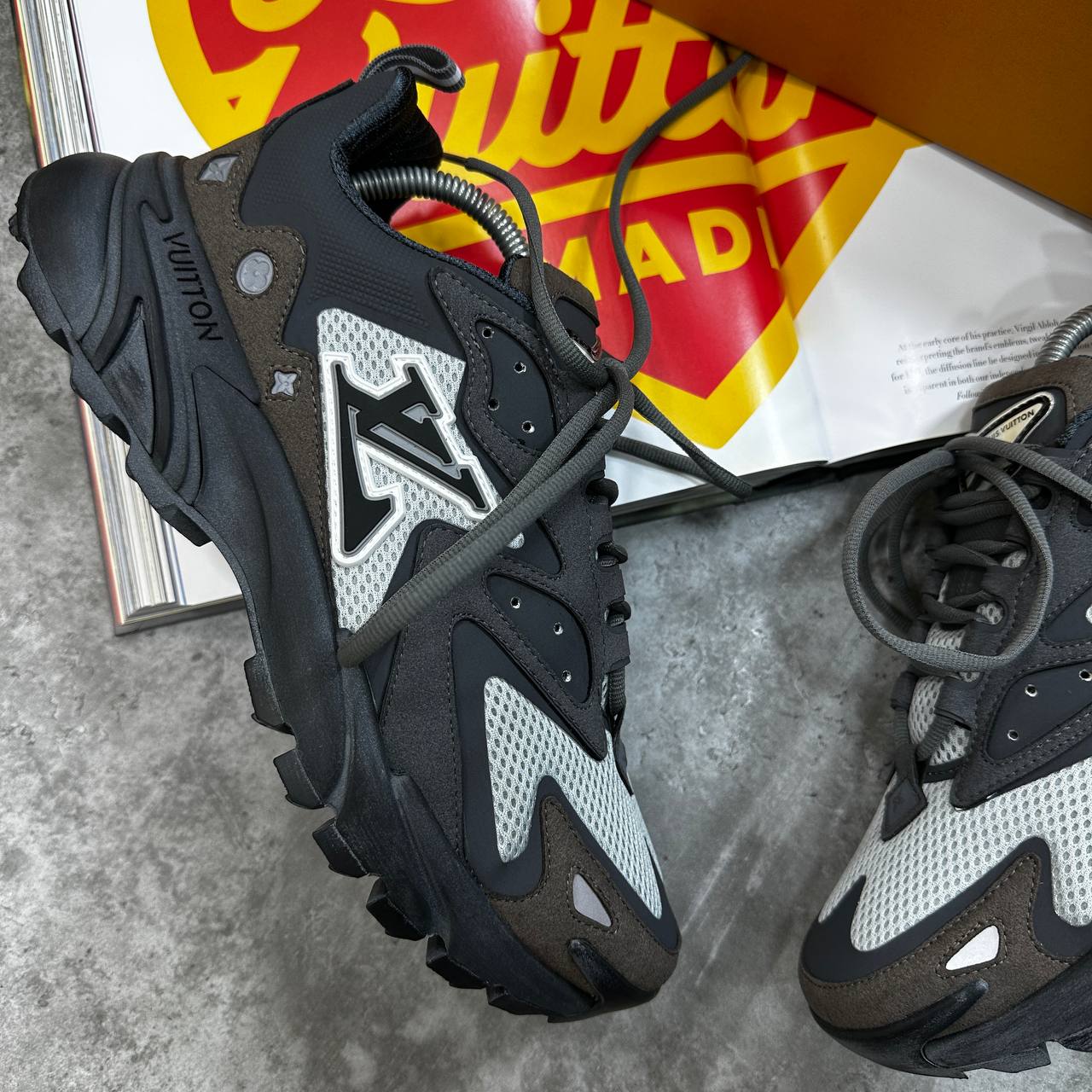 LVE TRAINER - GREY COLOUR