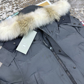 CANDA GOOSE WYNDHAM
WITH DUCK DOWN FUR - DARK GREY WITH RED BADGE