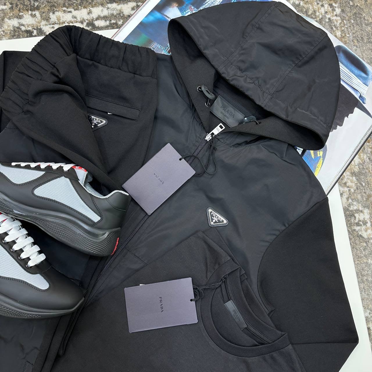 PRDA TRACKSUIT FROMT METAL BADGE BLACK