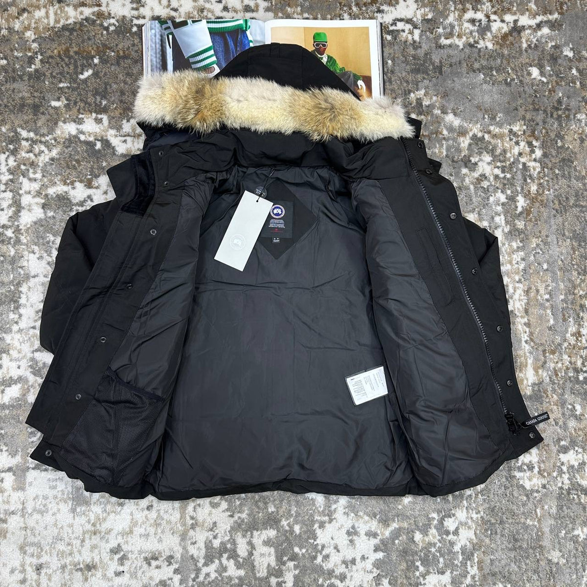 CANDA GOOSE WYNDHAM
WITH DUCK DOWN FUR - DARK GREY RED BADGE